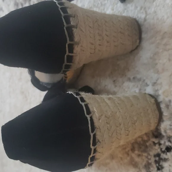 Gently worn Marc Fisher wedge sandals size 8 - Picture 4 of 6